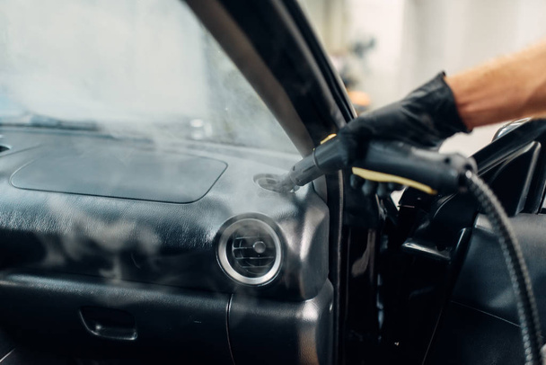 Profesionální chemické čištění vzduchovodu auto s parní čistič. Myčka servis, hygiena v salonu vozidel, mužské pracovník odstraňuje nečistoty a prach - Fotografie, Obrázek