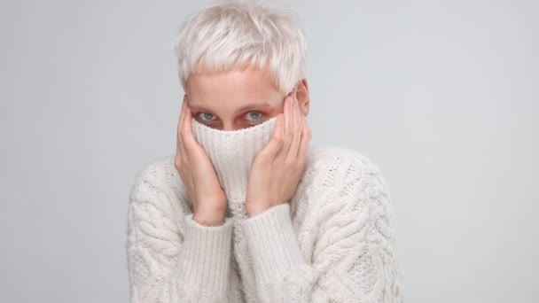 Blondýnka s krátký účes nosí pletený svetr - Záběry, video