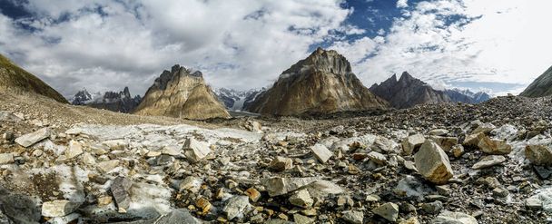 Panorama panorámico del glaciar Baltoro rodeado por los picos más altos de la cordillera de Karakoram, Pakistán. - Foto, imagen