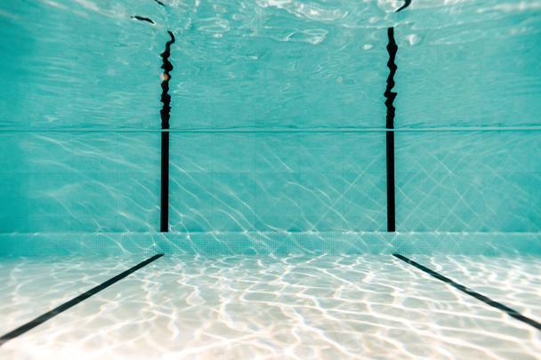 bajo el agua en la piscina vacía con agua azul
 - Foto, Imagen