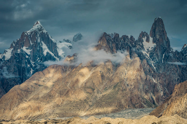 Des sommets scectaculaires de Tours de Trango dans la chaîne de montagnes de Karakoram, l'un des plus beaux sommets du monde. - Photo, image