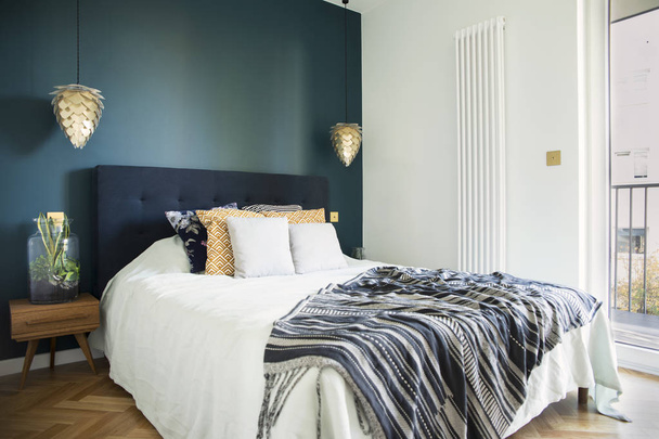 Stylish bedroom in dark blue and golden colors - Foto, Bild