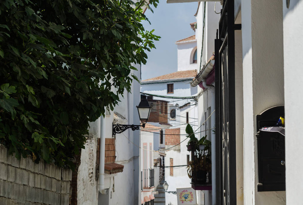 ベレス マラガ, スペイン - スペインの街でシエスタ、スペインの南の特徴的な建築の中に通りを空に 2018 年 8 月 24 日 - 写真・画像