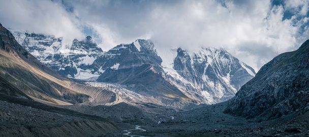Μεγαλοπρεπής παγετώδης κοιλάδα στα βουνά του Κασμίρ στην Ινδία. - Φωτογραφία, εικόνα