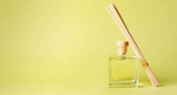 aroma reed fragrance diffuser with rattan sticks on light green background - Foto, Bild