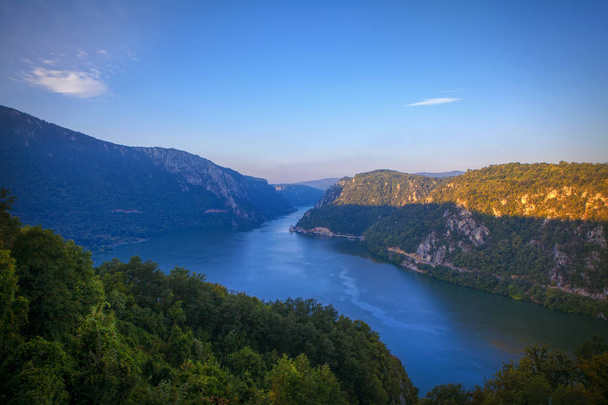 Sceneria przepływające Dunaju na rano - Zdjęcie, obraz