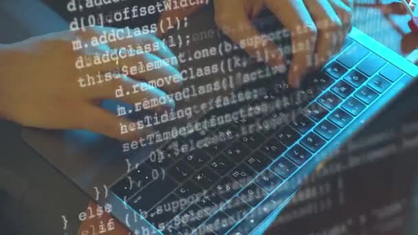 男ハッカーまたはラップトップ上でコーディングするプログラマ - 映像、動画