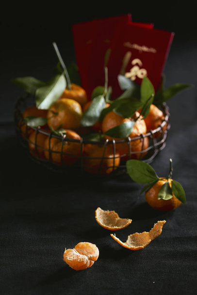 Rode enveloppen, gouden enveloppen en Tangerine en Mandarijn oranje voor Lunar New Year - Foto, afbeelding