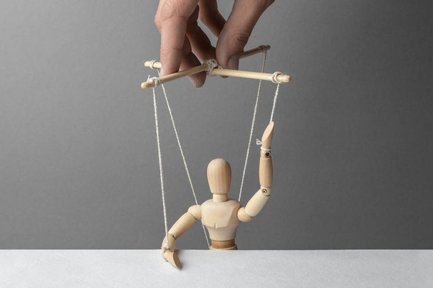 Le marionnettiste manipule la poupée. Voter injuste. L'homme leva la main pour donner sa fausse voix
. - Photo, image