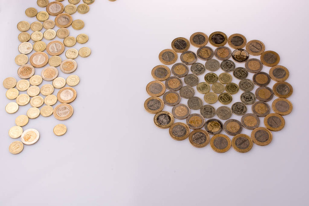 Monedas turcas de Lira juntas forman un círculo redondo sobre fondo blanco - Foto, Imagen
