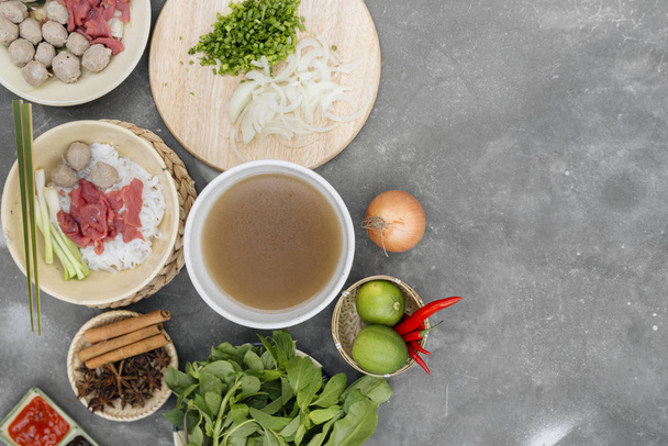 Ассорти азиатский ужин с вьетнамским супом из лапши фо бо
, - Фото, изображение
