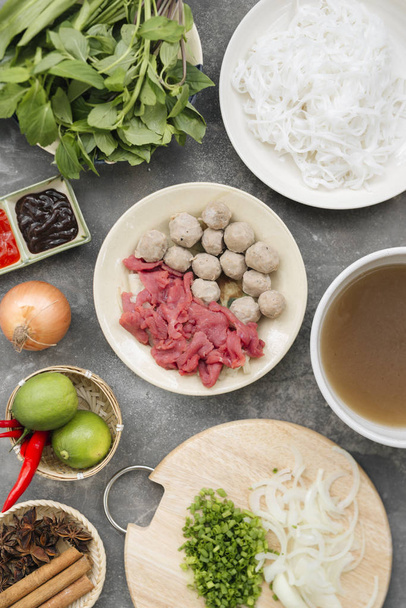 ボウル、コンクリート背景で伝統的なベトナム麺スープのフォー。ベトナム牛肉スープのフォー bo のクローズ アップ。アジア/ベトナム料理。ベトナム ディナー。Pho bo 食事。平面図です。健康的です  - 写真・画像