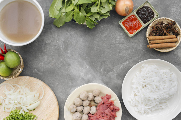 ボウル、コンクリート背景で伝統的なベトナム麺スープのフォー。ベトナム牛肉スープのフォー bo のクローズ アップ。アジア/ベトナム料理。ベトナム ディナー。Pho bo 食事。平面図です。健康的です  - 写真・画像