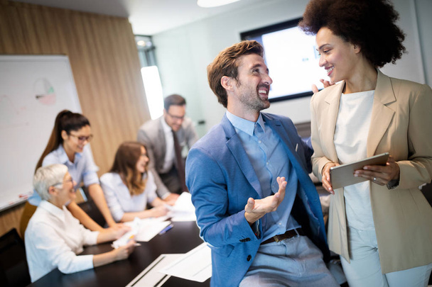 Счастливые деловые коллеги в современном офисе говорят - Фото, изображение