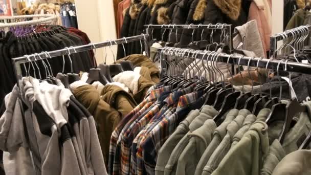 Nürnberg, Deutschland - 3. Dezember 2018: Herrenmode und stylische Kleidung auf Kleiderbügeln in einem Bekleidungsgeschäft in einem Einkaufszentrum - Filmmaterial, Video