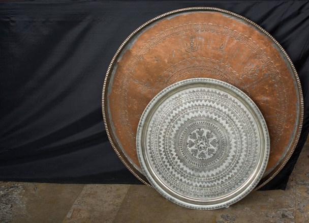 Турецький традиційний старовинний декоративний металевий тацю ручної роботи. - Фото, зображення
