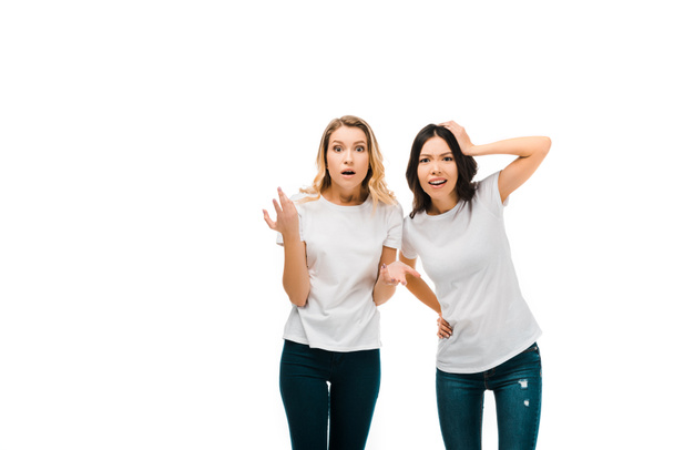 genç kadınlarda şok: beyaz t-shirt üzerinde beyaz izole kamera bakıyor - Fotoğraf, Görsel