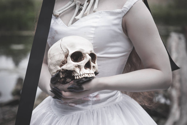 Lidská lebka v rukou strašidelný Mrtvá nevěsta. Koncept Halloween  - Fotografie, Obrázek