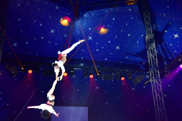 Les Mureaux; França - 14 de outubro de 2018: acrobata no festival de circo
 - Foto, Imagem