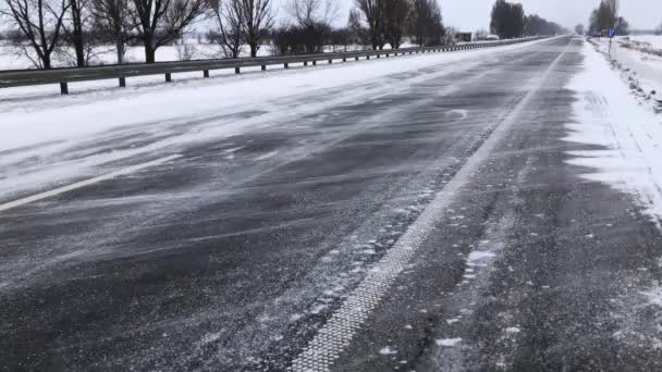 Boş bir karayolu üzerinde blizzard ile kış manzarası - Video, Çekim