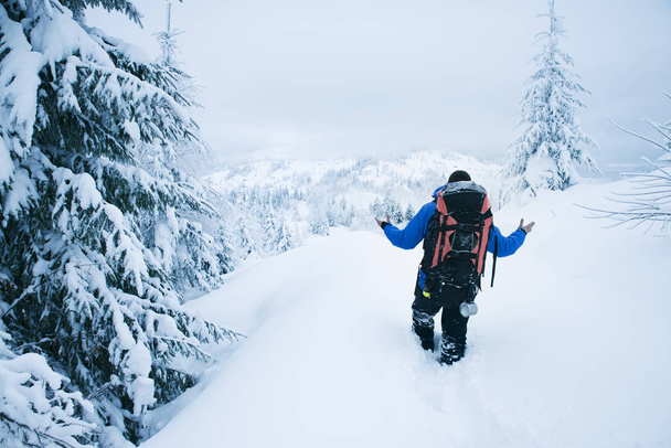 Mountain climber in bad weather during winter - Фото, зображення