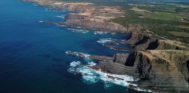 Cabo Sardao kayalıklar ve Dalgalar Atlantik kıyıları Portekiz Doğa Seyahat Drone Havadan video görünümü - Video, Çekim