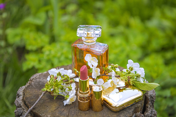 Kozmetikumok, a természetes háttér halmaza. Parfüm, rúzs, por. - Fotó, kép