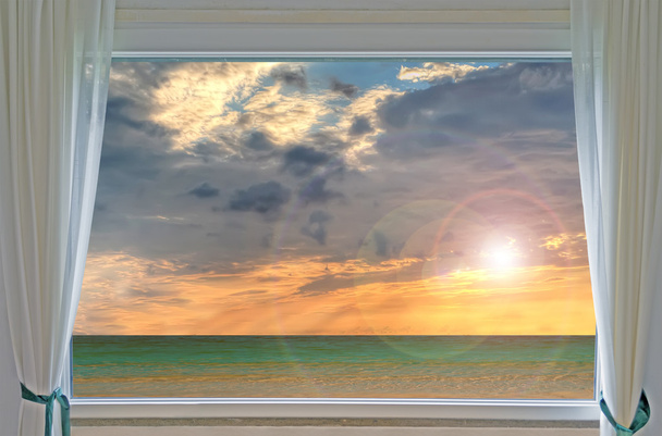 coucher de soleil à travers la fenêtre
 - Photo, image