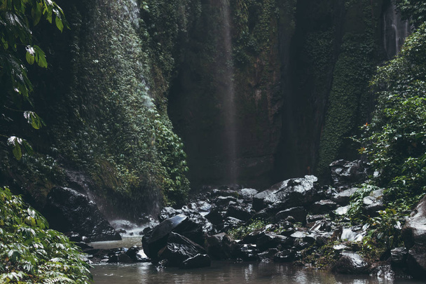 Paisaje del río de montaña, isla de Bali, Indonesia. Cerca de la cascada Sekumpul
. - Foto, imagen