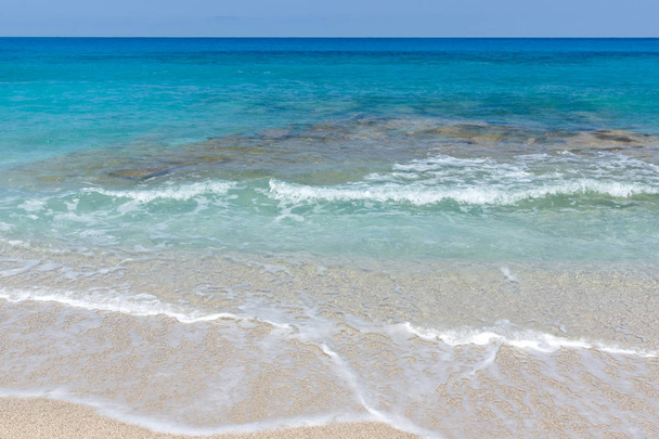 Seascape z plaży Agios Ioanis z błękitnych wód, Lefkada, Wyspy Jońskie, Grecja - Zdjęcie, obraz