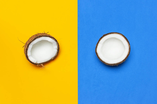 Зрізати кокос на жовтому і синьому тлі, мінімальний плаский стиль зверху з копіювальним простором. Поп-арт-дизайн, творче літо та концепція їжі. Тропічні фрукти цілий і наполовину абстрактний фон
 - Фото, зображення
