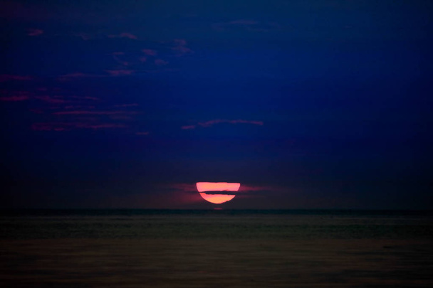 zachód słońca na poziomej linii morza wieczorne niebo noc - Zdjęcie, obraz