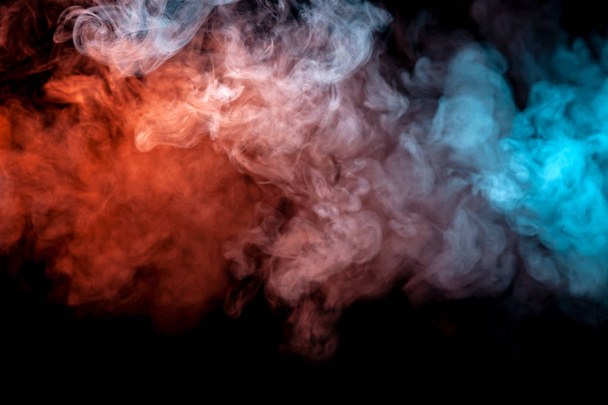 Pilvet eristetty värillinen savu: sininen, punainen, oranssi, vaaleanpunainen; vieritys mustalla pohjalla pimeässä lähikuva
. - Valokuva, kuva