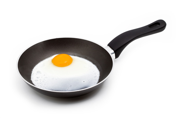ein gebackenes Ei in einer Pfanne isoliert auf weiß - Foto, Bild