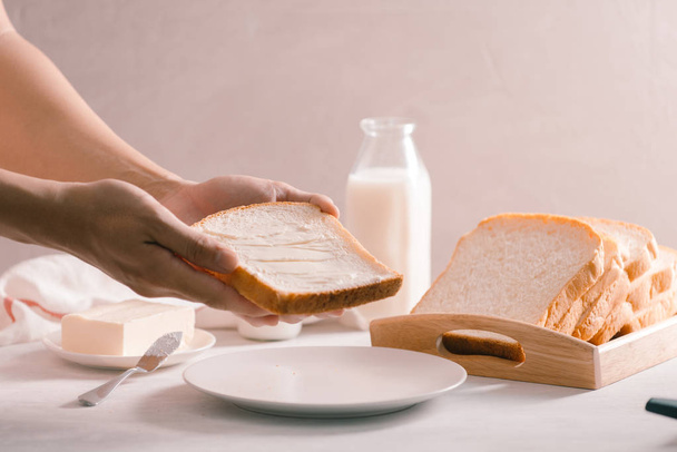 primo piano di mani maschili che tengono la fetta di pane
  - Foto, immagini