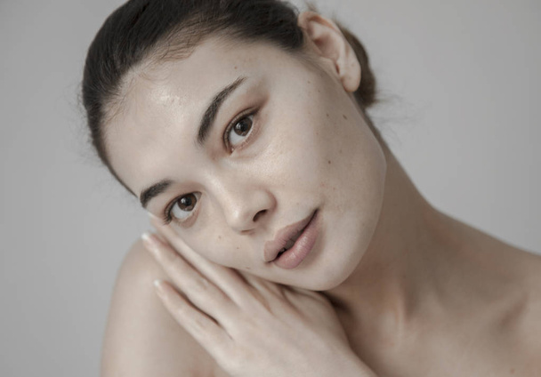 Zdravá kůže žena krásná tvář zblízka nad šedým pozadím - Fotografie, Obrázek
