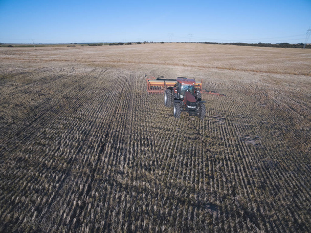 Vue aérienne de Semis direct, machines agricoles, à La Pampa, Patagonie
 - Photo, image