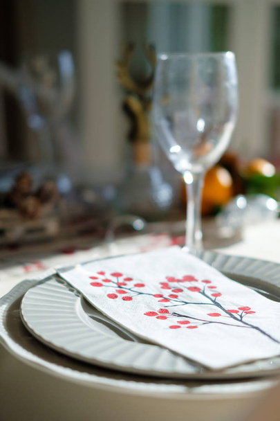 Cenário festivo da mesa. Louça e decoração de Ano Novo
 - Foto, Imagem