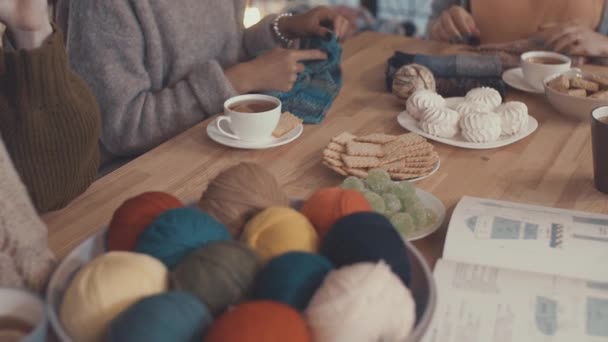 Young woman in a knitting studio - Video, Çekim