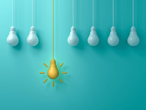 Pensez à un concept différent Une ampoule à idée jaune suspendue se démarquant des ampoules blanches non éclairées sur fond bleu vert pastel leadership et individualité concepts d'idées créatives rendu 3D
 - Photo, image