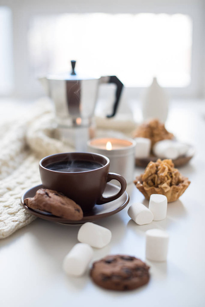 Затишний домашній сніданок з кавою та печивом на столі
 - Фото, зображення