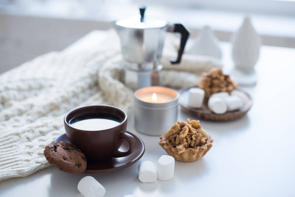 Άνετο σπίτι πρωινό με καφέ και μπισκότα στο τραπέζι - Φωτογραφία, εικόνα