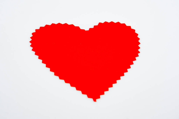 Herz aus Papier mit Zickzackkante auf weißem Hintergrund. auf dem Foto valentine in der Mitte, Postkarte Nahaufnahme. Herz, es gibt einen Ort für Signatur, Kopierraum - Foto, Bild