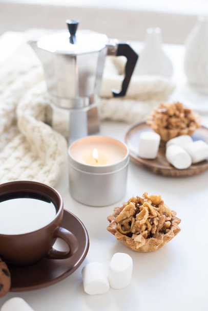 Útulné domácí snídaně s kávou a soubory cookie na stole - Fotografie, Obrázek