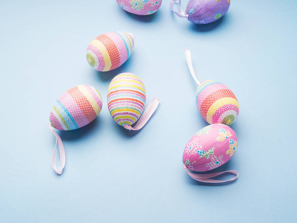 Concetto di Pasqua sfondo con uova colorate
 - Foto, immagini
