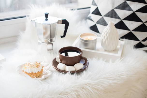 Układ domu przytulny biały zima na parapecie, Kawa i swe - Zdjęcie, obraz