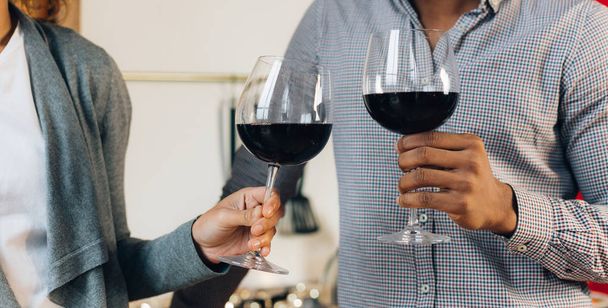 Mutlu çifte kutlama ve bardak şarap ile tezahürat - Fotoğraf, Görsel