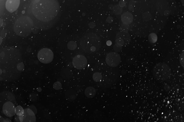 valkoinen lumikerros mustalla pohjalla 2018
 - Valokuva, kuva