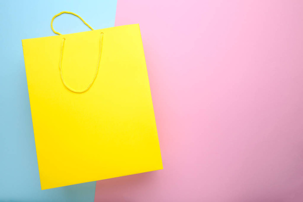 Paper shopping bag on colorful background - Foto, Imagen
