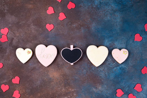 vue du haut des biscuits vitrés en forme de coeur sur pierre avec espace de copie, pose plate. Joyeuse Saint-Valentin
 - Photo, image